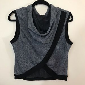Reebok women’s medium gray and black hooded vest
